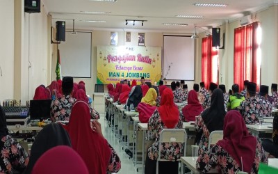 Kyai Ali Khidzir Ajak Guru dan Karyawan MAN 4 Jombang PP. Mamba’ul Ma’arif Perbanyak Amal Menuju Surga