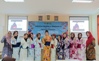 Okuda Kanoko Ajak Siswa MAN 4 Jombang PP. Mamba’ul Ma’arif Belajar Budaya Jepang Lewat Yukata