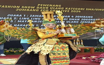 Hebat! MAN 4 Jombang PP. Mamba’ul Ma’arif Sabet Juara 1 Lomba Fashion Show Daur Ulang