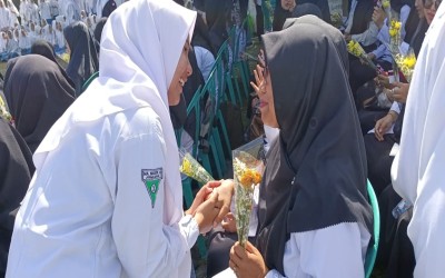 Lagu dan Puisi Peserta Didik Iringi Upacara Hari Guru, MAN 4 Jombang PP. Mamba’ul Ma’arif