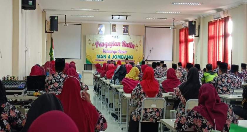 Kyai Ali Khidzir Ajak Guru dan Karyawan MAN 4 Jombang PP. Mamba’ul Ma’arif Perbanyak Amal Menuju Surga