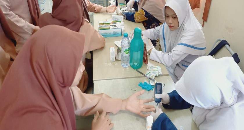 MAN 4 Jombang PP. Mamba’ul Ma’arif Gandeng Puskesmas Pulo Lor Gelar Cek Kesehatan Gratis bagi Warga Madrasah