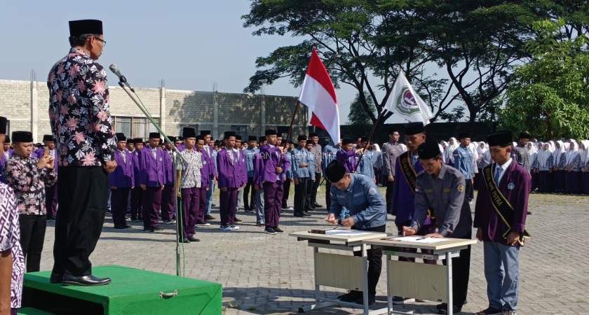 OSIS dan MPK MAN 4 Jombang PP. Mamba’ul Ma’arif Resmi Dilantik, Kepala Madrasah Tekankan Pentingnya Ketakwaan