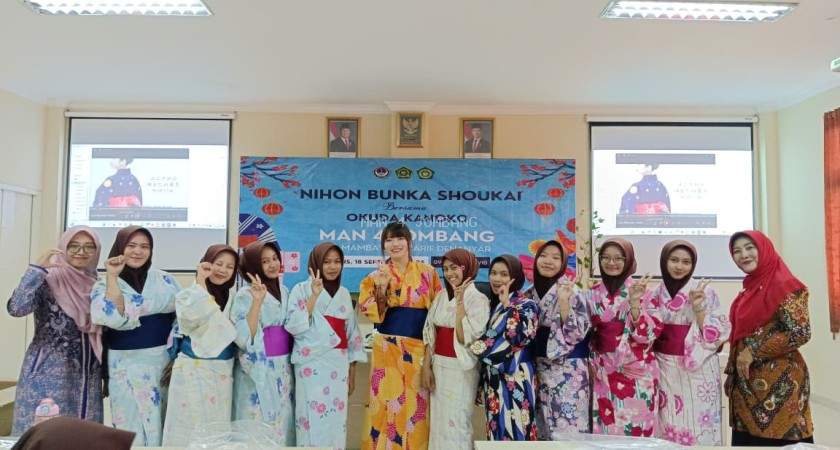 Okuda Kanoko Ajak Siswa MAN 4 Jombang PP. Mamba’ul Ma’arif Belajar Budaya Jepang Lewat Yukata