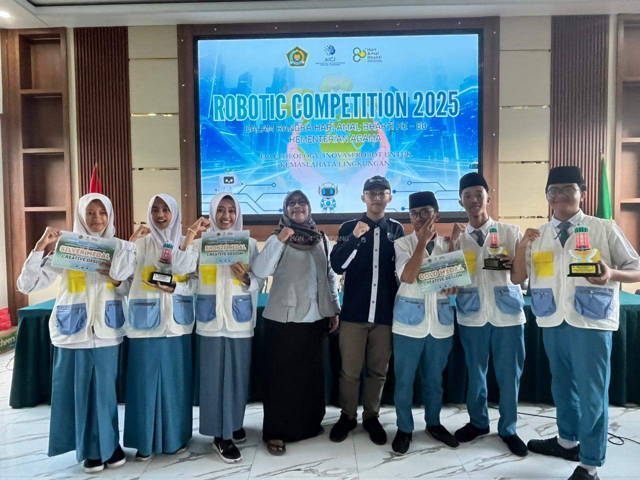 Tim Robotik MAN 4 Jombang PP. Mamba'ul Ma'arif Raih Juara Lewat Inovasi IoT, dari Tong Sampah Pintar hingga Pemantau Karbon