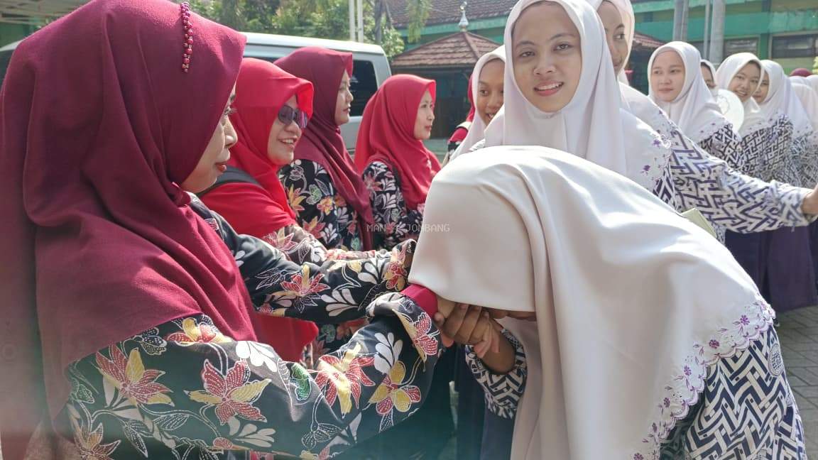 Halal Bi Halal Warnai Hari Pertama Masuk, Civitas MAN 4 Jombang Perkuat Silaturahmi