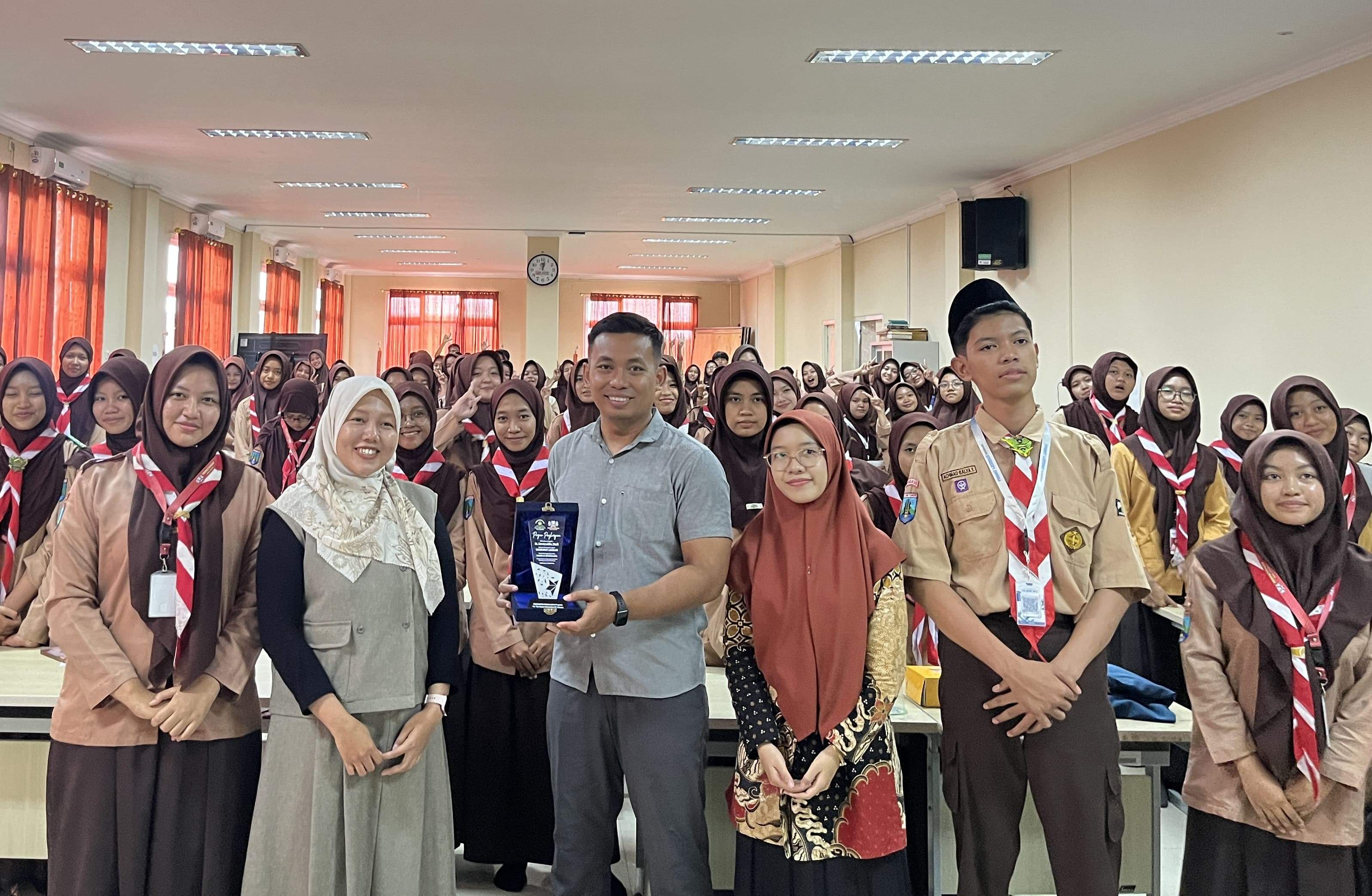 Hadirkan Aktor ‘Jejak Langkah Dua Ulama’, Workshop Gelora Aksara Cetak Penulis Muda MAN 4 Jombang 