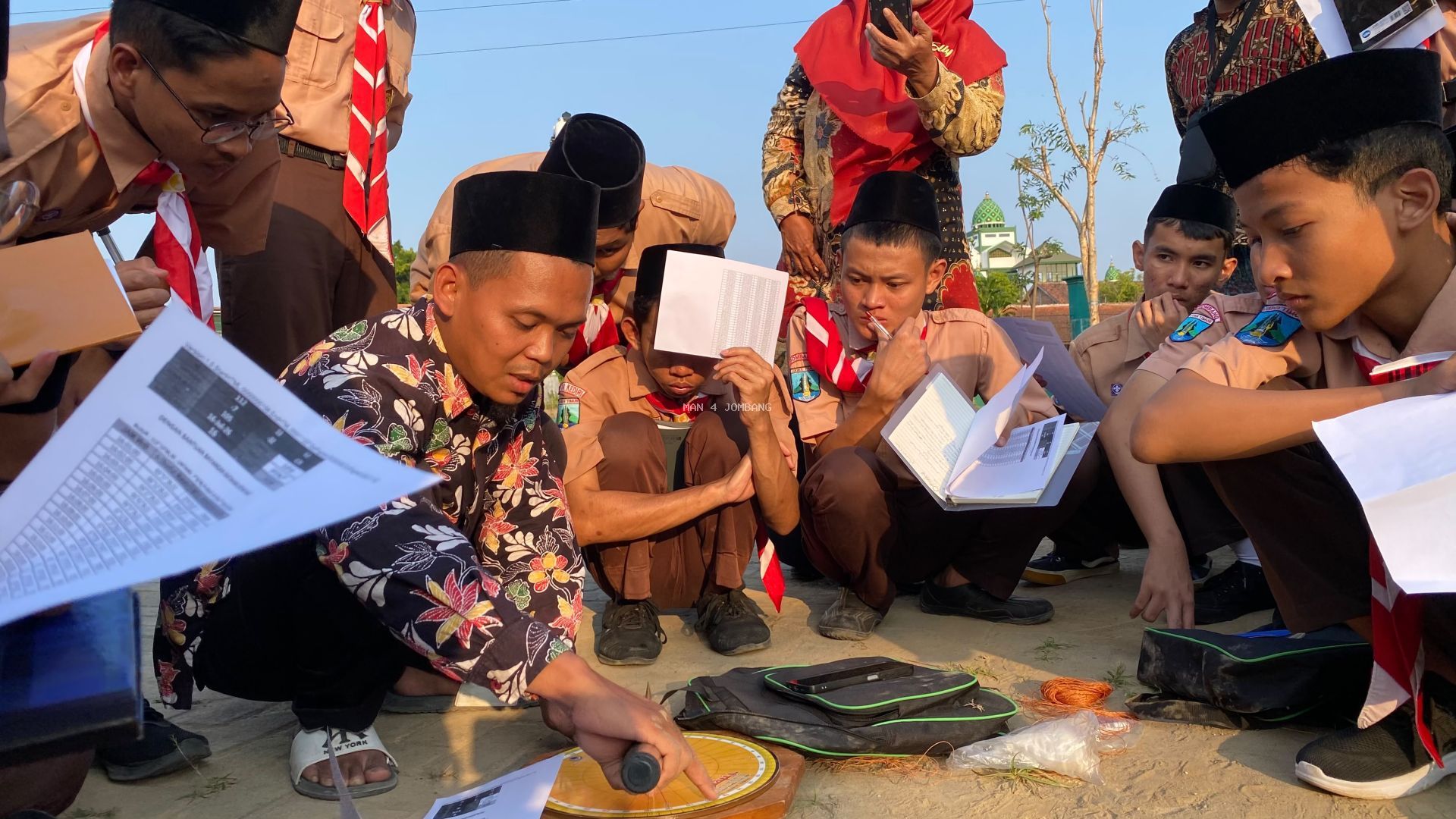 Ternyata Kiblat Bukan Tepat ke Barat, Murid MAN 4 Jombang Pelajari Lewat Rashdul Kiblat